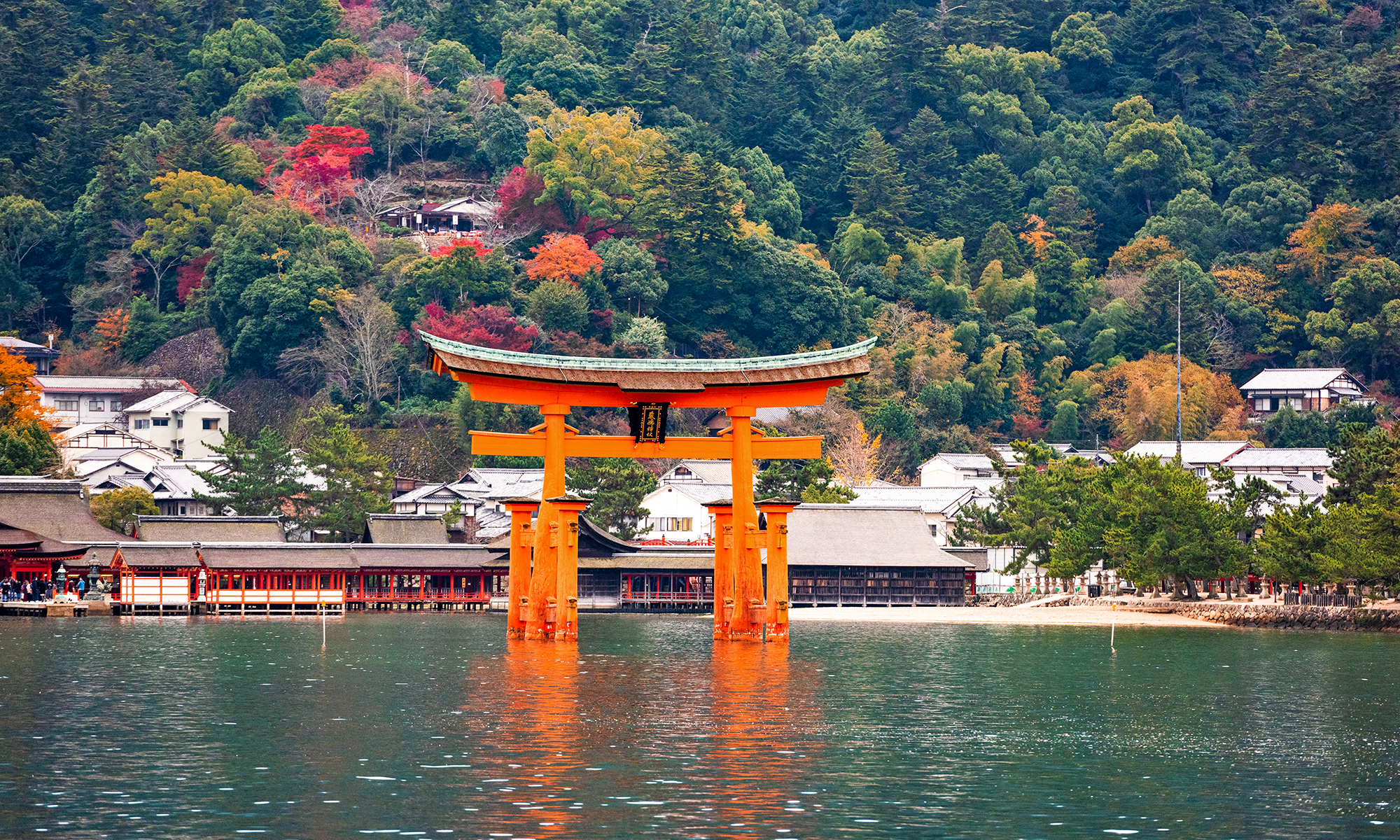 Torii-Gate-of-Itsukushima-hiroshima-japan
