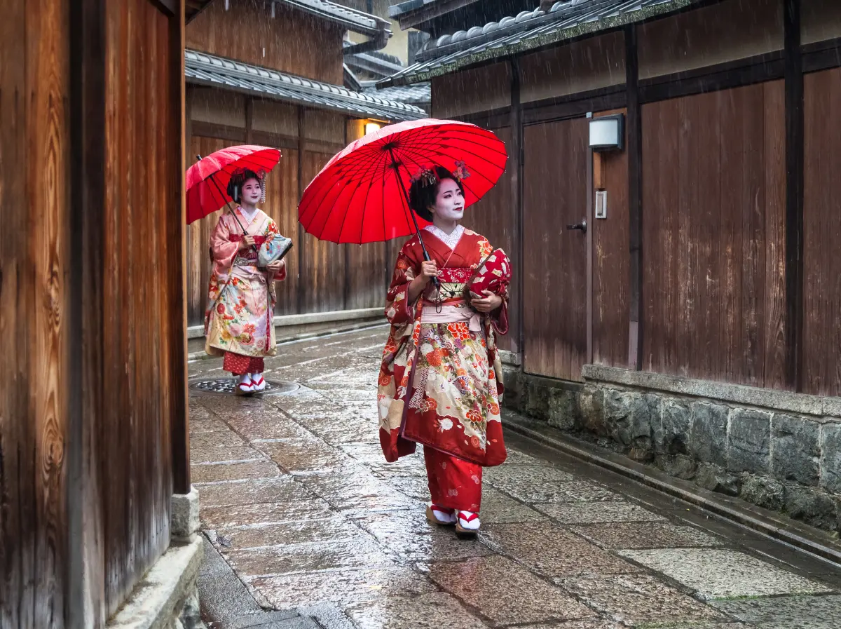 Japan's Traditional costumes which perfectly fit to Autumn Leaves