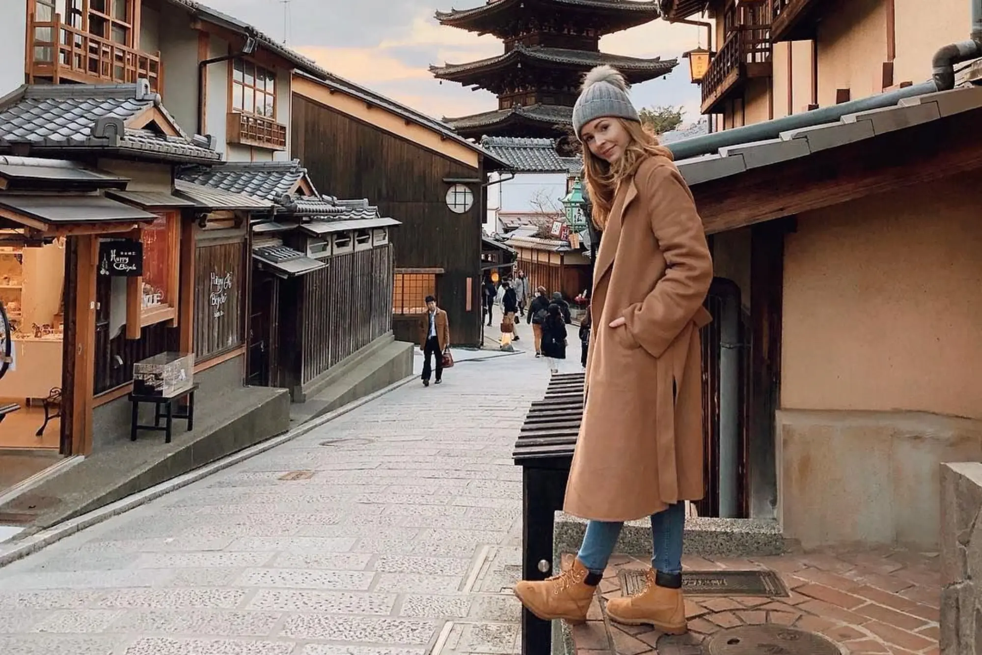 A simple, polished look for exploring Japan in autumn.